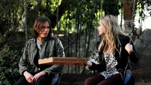 Милые обманщицы 2 сезон 9 серия — кадр